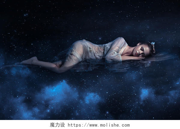 年轻漂亮的女孩睡在星星空间世界睡眠日